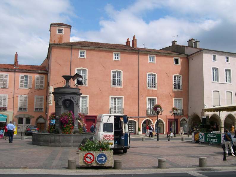  Façades roses et fontaine fleurie